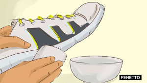 نحوه تمیز کردن کفش سفید با استفاده از محلول آب و صابون